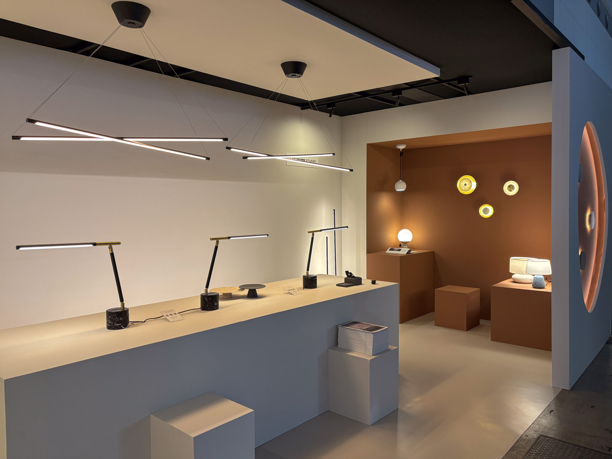 オフィスシーンを想起させる展示
